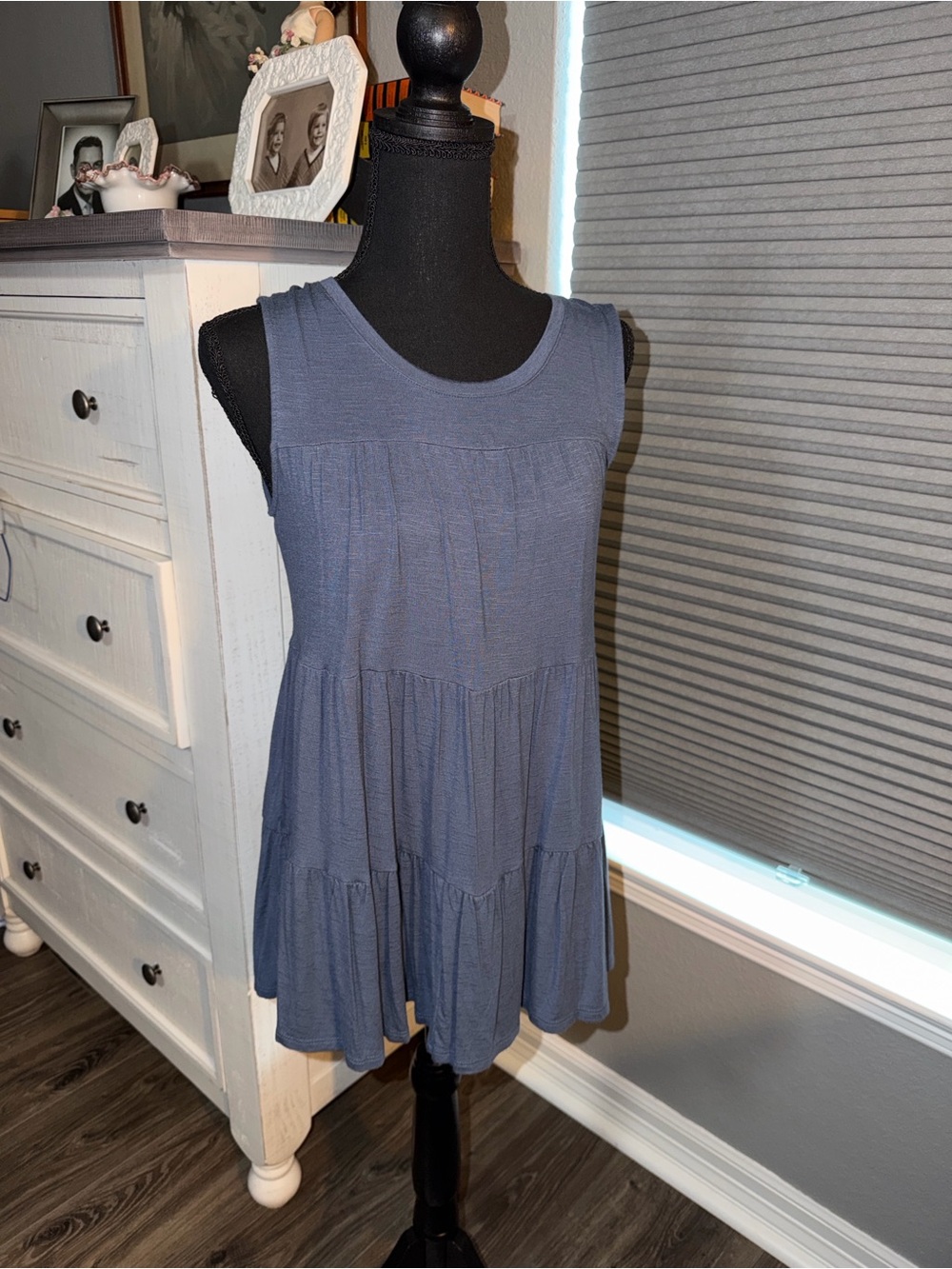 🎉Vera Wang Sleeveless Tiered Swing top in Slate Blue size small